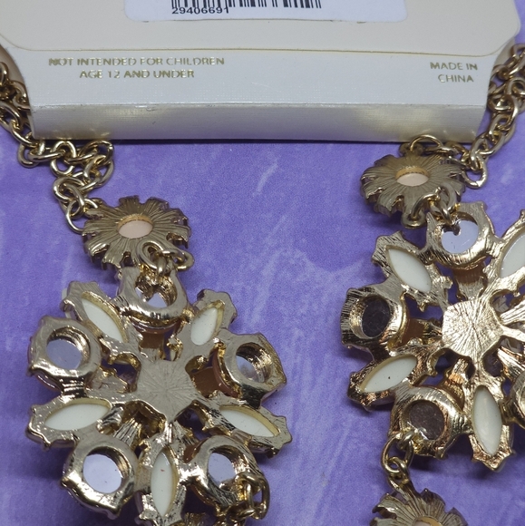 Versona Three Peach Cream Layered Flowers w/ Rhinestone Gold Tone Bib Necklace - Picture 8 of 9